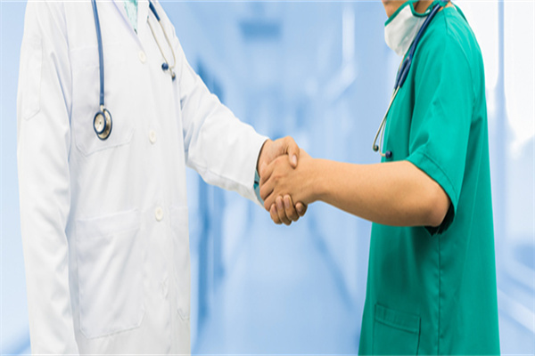 美國試管嬰兒醫(yī)院選擇實戰(zhàn)手冊：高育齡與反復(fù)移植失敗家庭的6大評估維度